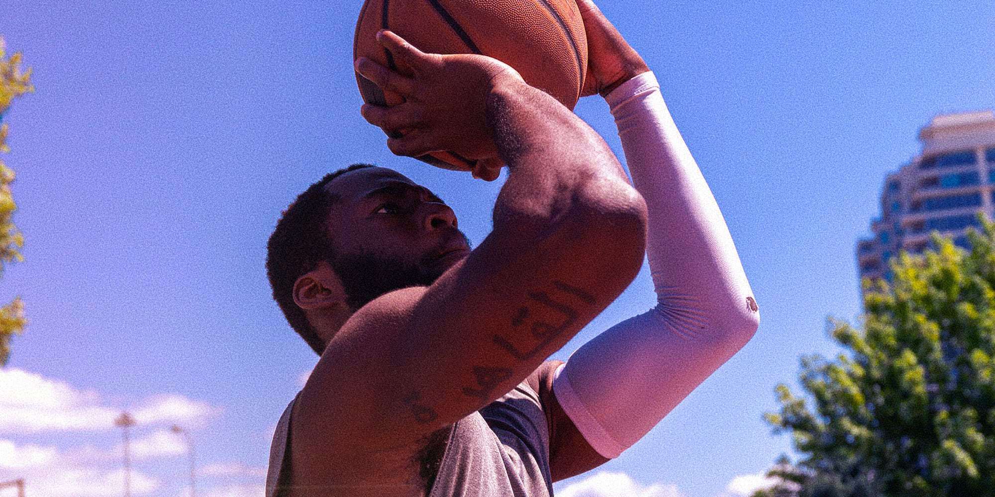 basketball player wearing sleeve on non shooting arm
